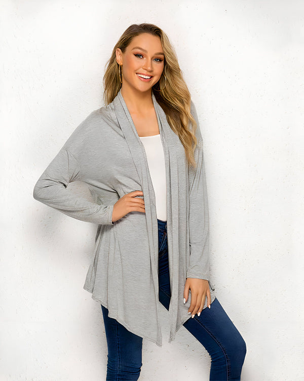 Femme portant un kimono gris ouvert avec un jean. Kimono tendance pour un look décontracté et élégant. Découvrez notre collection de kimonos.