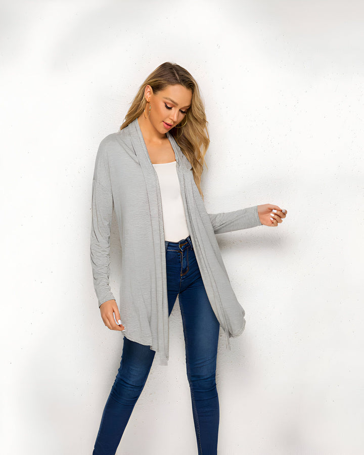 Femme portant un kimono gris clair. Vêtements de style kimono à vendre. Cardigan confortable, idéal pour toutes les occasions. Découvrez notre collection de kimonos uniques et élégants.