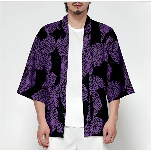 Homme portant un kimono violet à motifs sur un t-shirt blanc. Vêtements de style japonais à la mode. Boutique de kimonos en ligne.