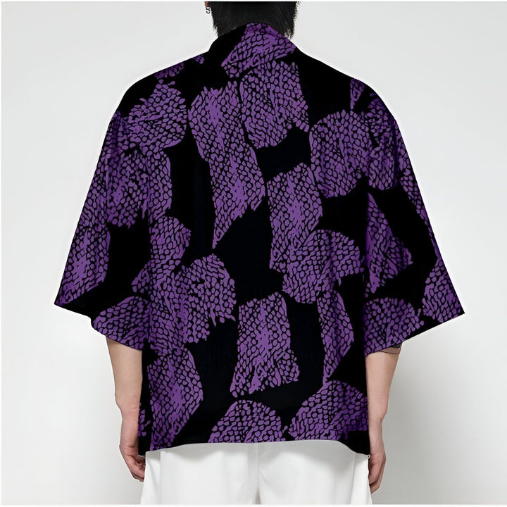 Dos d'une personne portant un kimono noir à motifs violets. Kimono à la mode disponible à l'achat.