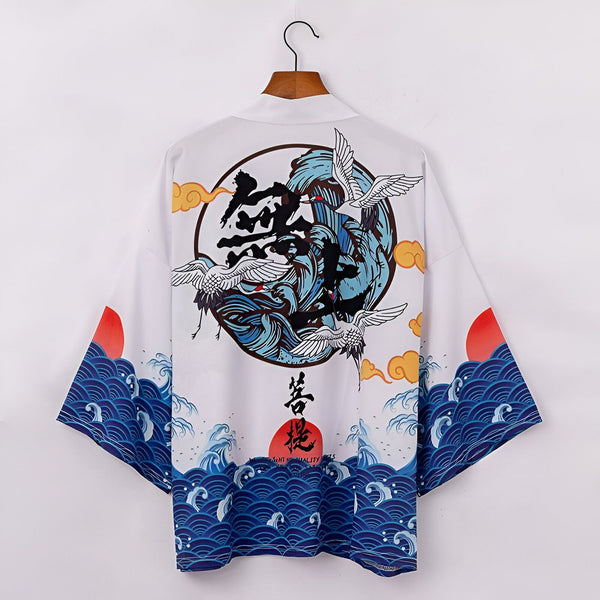 Kimono blanc avec motifs japonais : vagues bleues, soleil rouge, grues blanches et calligraphie noire. Vêtement de mode asiatique en vente.