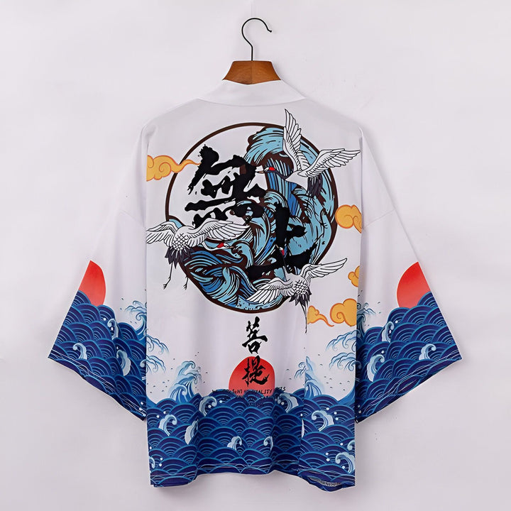Kimono blanc avec motifs japonais : vagues bleues, soleil rouge, grues blanches et calligraphie noire. Vêtement de mode asiatique en vente.