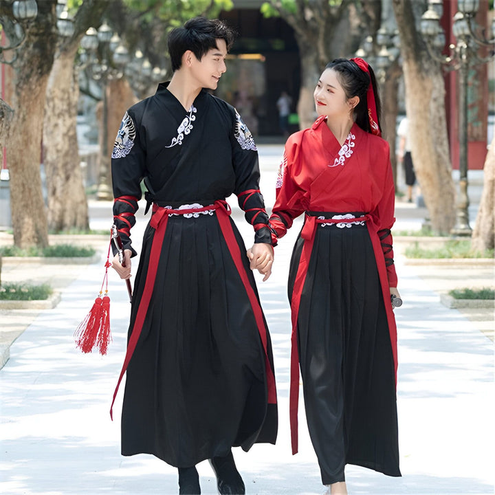 Couple portant des kimonos traditionnels japonais. L'homme en noir avec des broderies, la femme en rouge. Styles élégants et uniques de notre collection de kimonos. Découvrez notre gamme de kimonos pour hommes et femmes.
