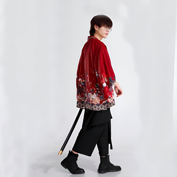 Homme portant un kimono rouge imprimé avec un motif traditionnel japonais, associé à un pantalon noir et des bottes. Vente de kimonos uniques et élégants.