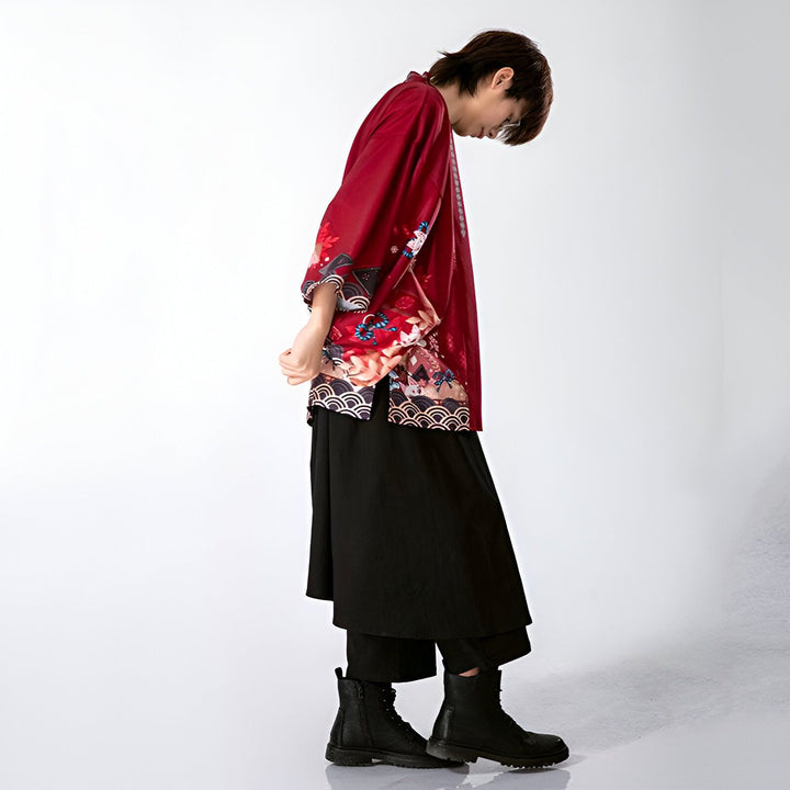 Homme portant un kimono rouge à motifs, pantalon noir ample et bottines. Vêtements traditionnels japonais revisités. Collection de kimonos.