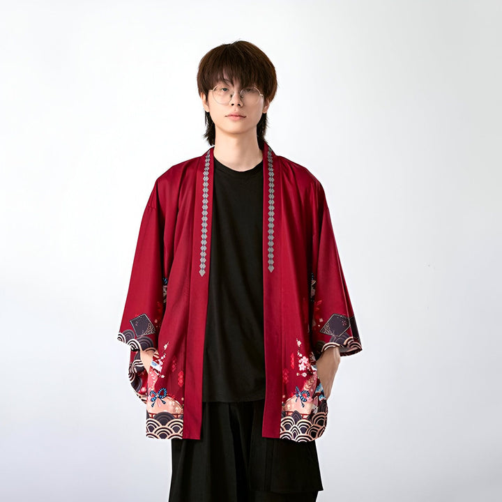 Homme portant un kimono rouge avec des motifs floraux. Vêtement traditionnel japonais élégant et moderne. Idéal pour un look unique. Collection de kimonos pour hommes.