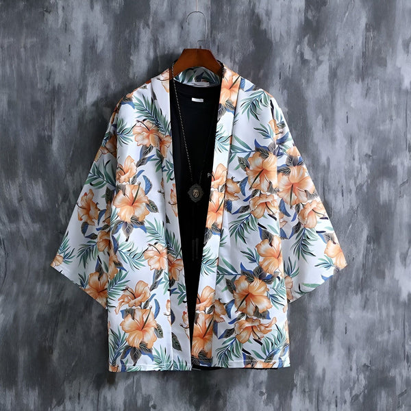 Kimono blanc à motifs floraux orange, suspendu à un cintre. Vêtement d'extérieur léger et tendance pour hommes et femmes. Idéal pour un style décontracté ou une occasion spéciale. Découvrez notre collection de kimonos uniques et originaux.