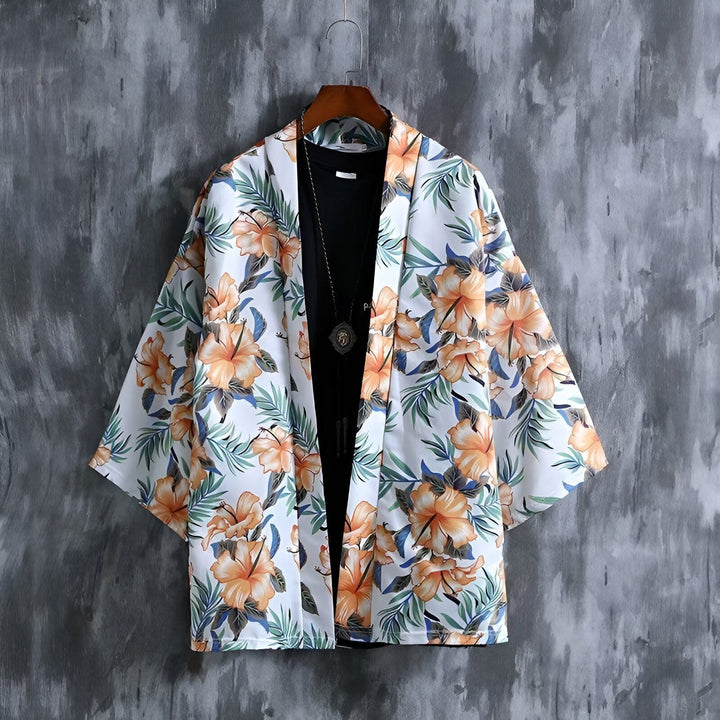 Kimono blanc à motifs floraux orange, suspendu à un cintre. Vêtement d'extérieur léger et tendance pour hommes et femmes. Idéal pour un style décontracté ou une occasion spéciale. Découvrez notre collection de kimonos uniques et originaux.