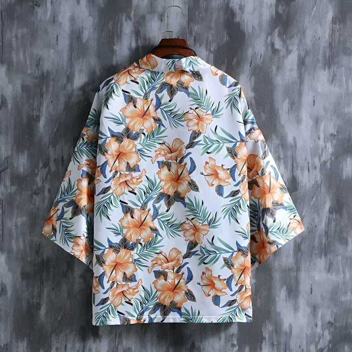 Kimono blanc à motif floral orange et feuillage, vue arrière. Vêtement ample style japonais.