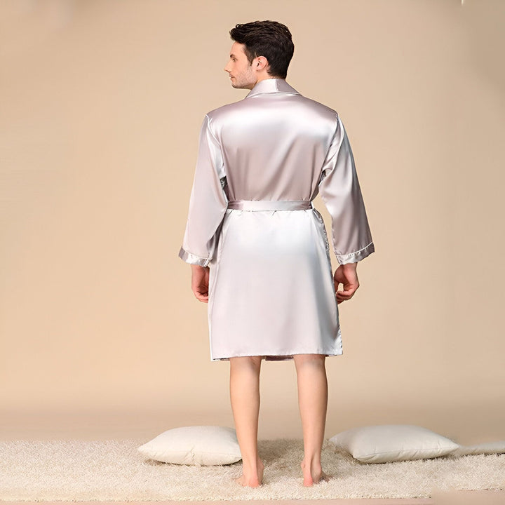 Homme vu de dos portant un kimono en soie gris. Vente de kimonos de haute qualité.