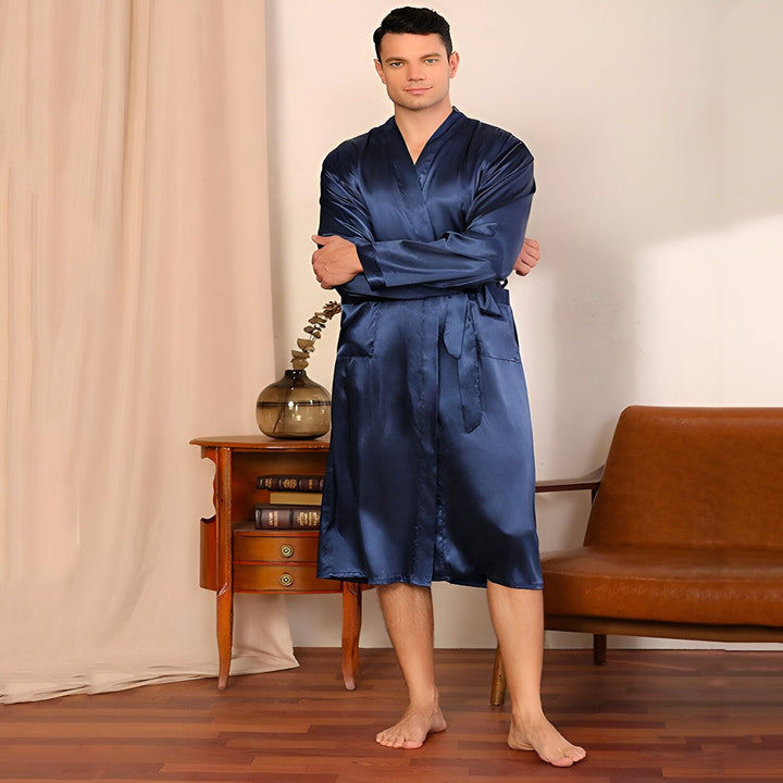 Homme portant un kimono bleu marine élégant. Peignoir de luxe pour hommes, parfait pour la détente. Découvrez notre collection de kimonos de qualité supérieure.