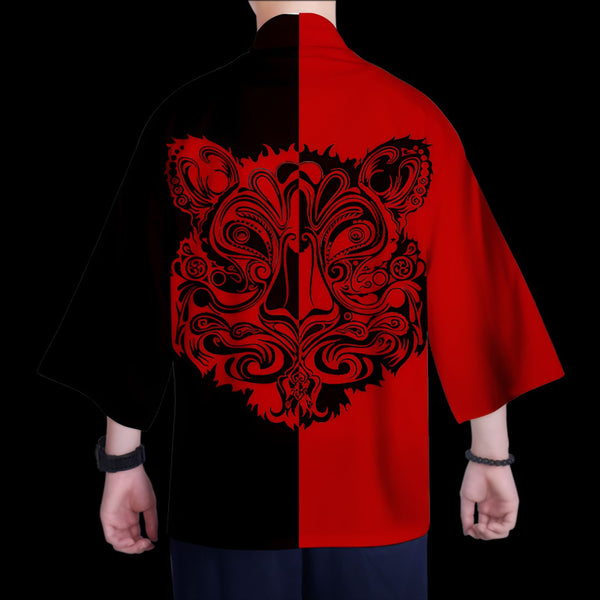 Dos d'une personne portant un kimono noir et rouge avec un motif de tête de tigre stylisée. Vêtement de mode avec un design asiatique moderne.