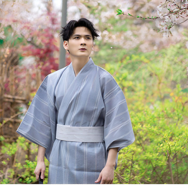 Homme portant un kimono japonais traditionnel gris à rayures. Vêtements traditionnels japonais à vendre.