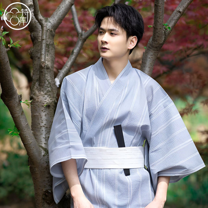 Homme portant un kimono japonais traditionnel bleu clair à rayures. Découvrez notre collection de kimonos authentiques.