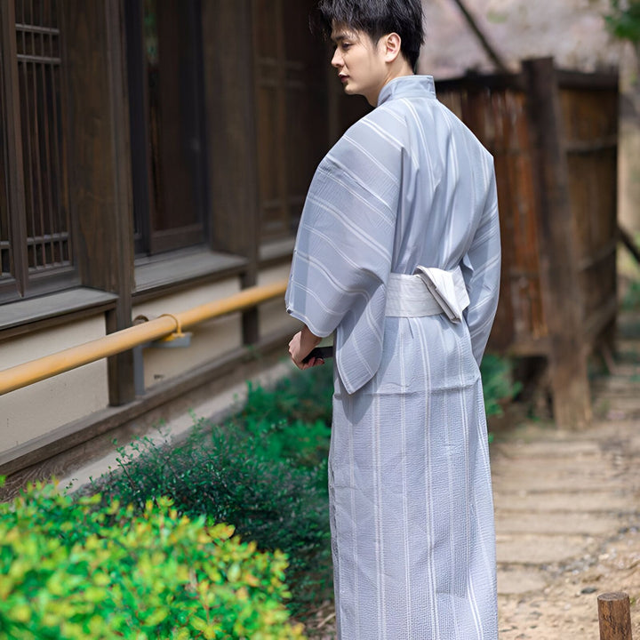 Homme portant un kimono japonais gris rayé. Vente de kimonos traditionnels et modernes. Mode japonaise authentique.