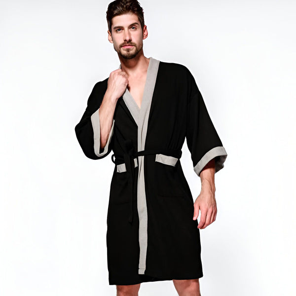 Homme portant un kimono noir à bordure grise. Peignoir de style japonais, vêtement d'intérieur confortable. Notre collection de kimonos.