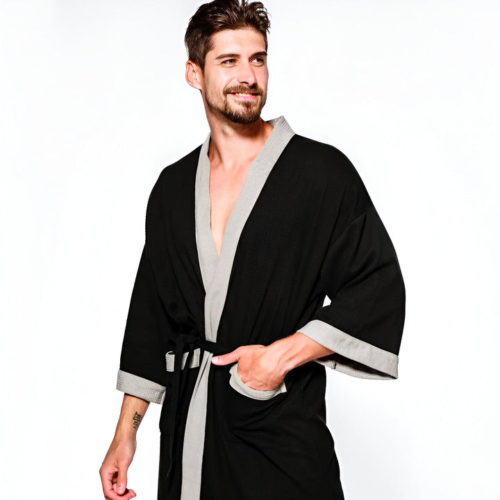 Homme souriant portant un kimono noir élégant avec bordures grises. Vente de kimonos en ligne.
