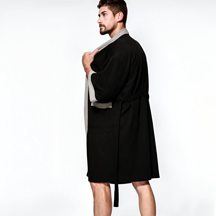 Homme portant un kimono noir avec col gris. Vente de kimonos pour hommes.