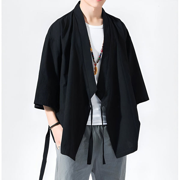 Homme portant un kimono noir décontracté. Kimono homme japonais, vêtement traditionnel revisité pour un style moderne. Achetez votre kimono en ligne.