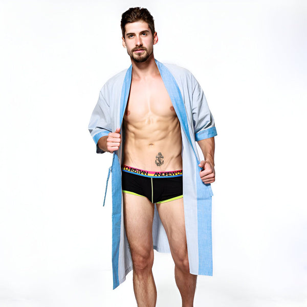Homme portant un kimono bleu et blanc. Vêtements de détente masculins. Kimonos pour hommes disponibles à l'achat. Collection de kimonos de haute qualité.