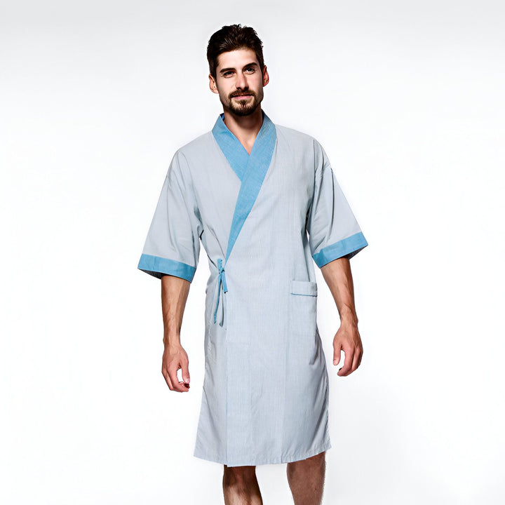 Homme portant un kimono rayé bleu et blanc. Kimono avec col et manches bleus. Vêtements japonais traditionnels en vente.
