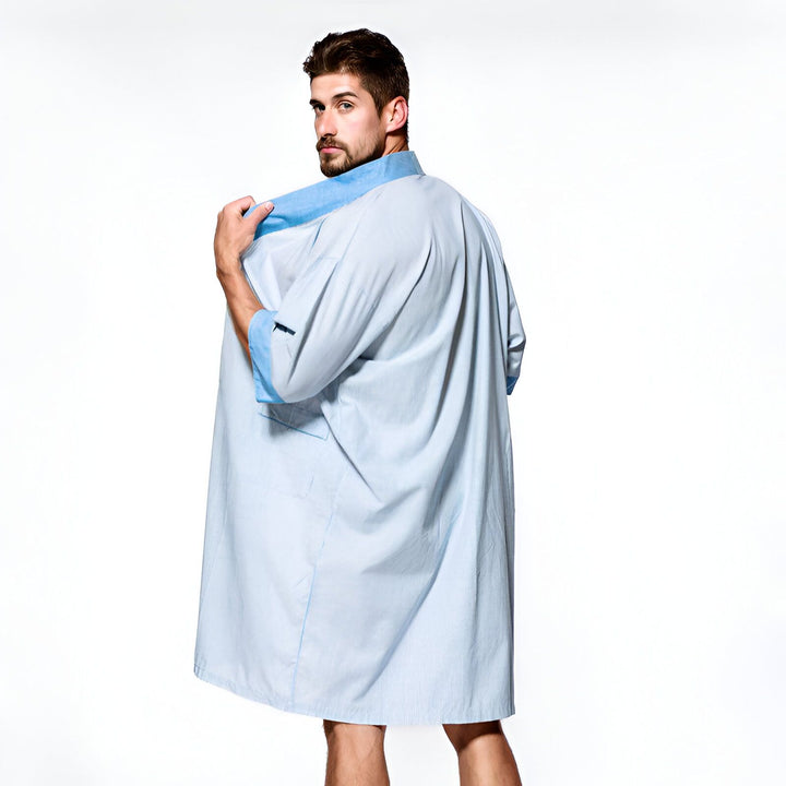 Homme portant un kimono bleu rayé. Vêtements de détente élégants. Mode kimono pour hommes. Peignoir confortable et moderne. Boutique de kimonos en ligne.