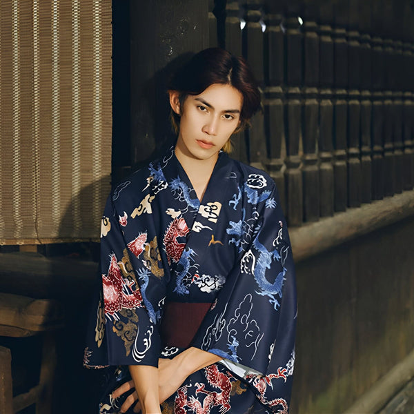 Homme portant un kimono bleu marine à motifs de dragons. Vêtements japonais traditionnels, vente de kimonos en ligne.
