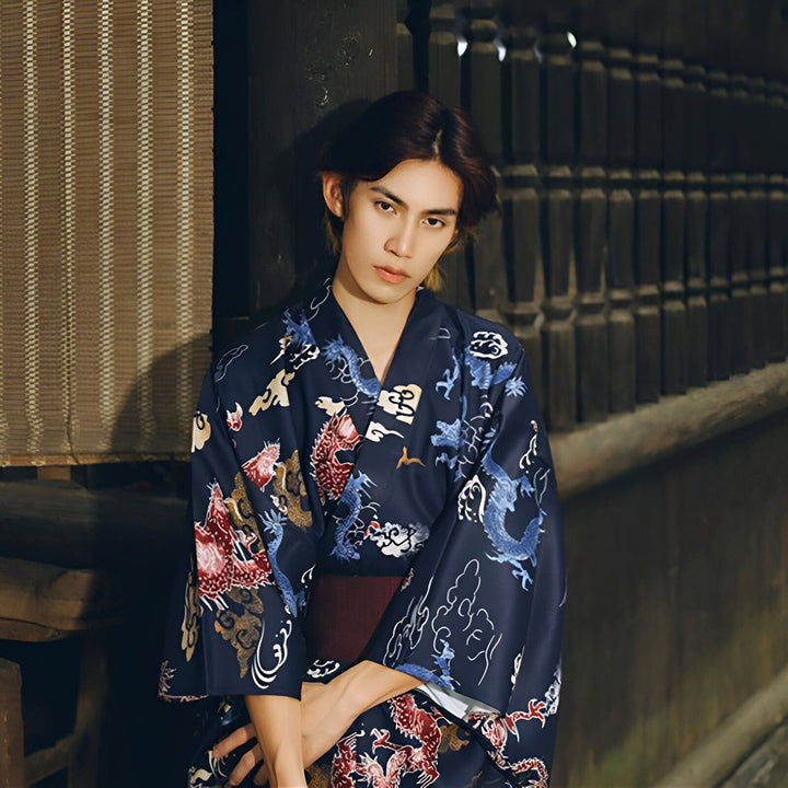 Homme portant un kimono bleu marine à motifs de dragons. Vêtements japonais traditionnels, vente de kimonos en ligne.