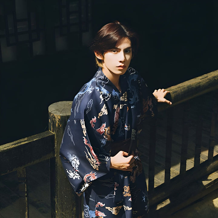 Homme portant un kimono traditionnel bleu marine avec des motifs de dragons. Kimonos pour hommes disponibles à l'achat.