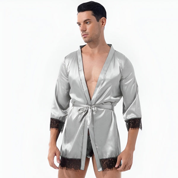 Homme portant un kimono court gris en soie avec garniture en dentelle noire. Kimono élégant et confortable pour la détente à la maison. Vêtements d'intérieur de luxe pour hommes.
