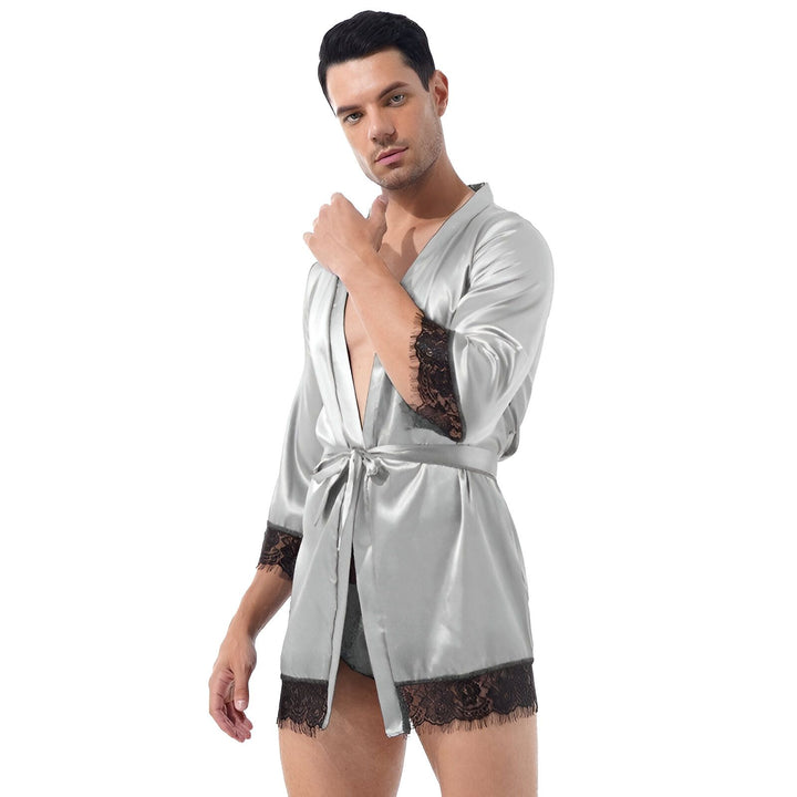 Homme portant un kimono court argenté avec bordure en dentelle noire. Vêtements de nuit élégants pour hommes. Kimono confortable à vendre.