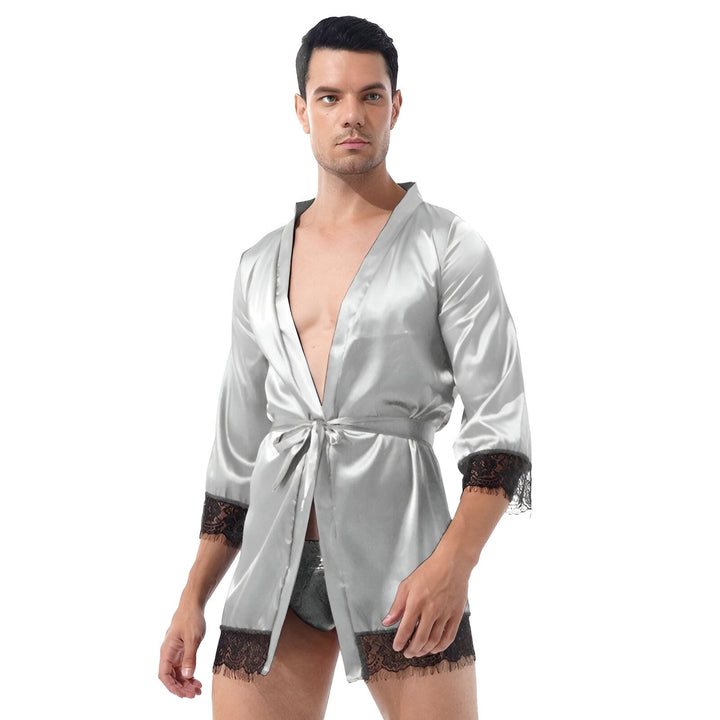 Homme portant un kimono court gris avec des finitions en dentelle noire. Vêtement de nuit masculin élégant et confortable. Notre collection de kimonos pour hommes.