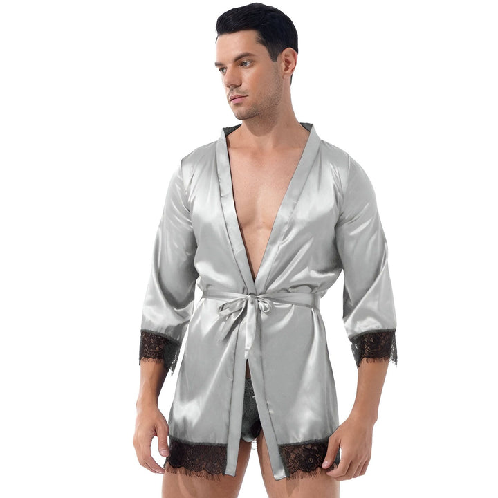 Homme portant un kimono gris en satin avec bordure en dentelle noire. Vêtements de nuit confortables et élégants. Kimono disponible à l'achat.