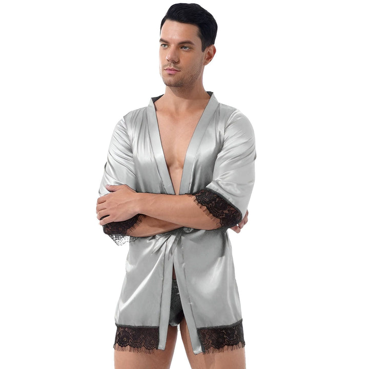 Homme portant un kimono gris avec bordure en dentelle noire. Kimono élégant pour la maison et la détente. Nos kimonos de haute qualité pour hommes.