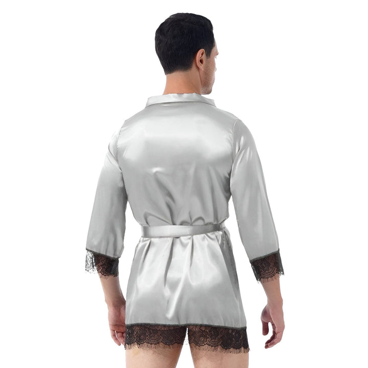 Homme de dos portant un kimono court en satin gris avec bordure en dentelle noire. Vêtements de nuit, peignoir kimono pour homme.