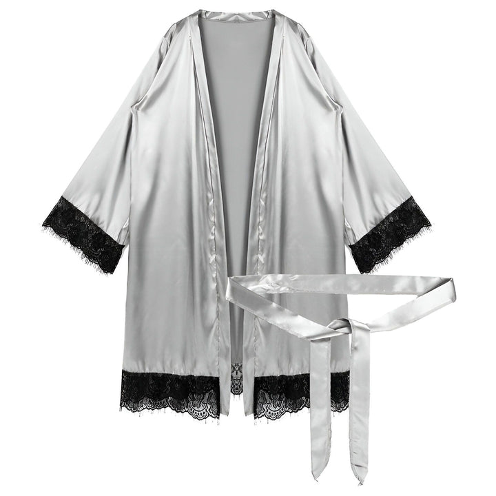 Kimono gris argenté avec bordure en dentelle noire et ceinture assortie. Vêtements de détente élégants.