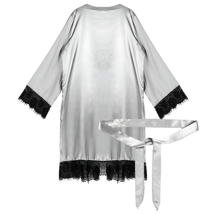 Kimono gris argenté avec bordure en dentelle noire et ceinture assortie. Peignoir élégant en satin, idéal pour la détente.