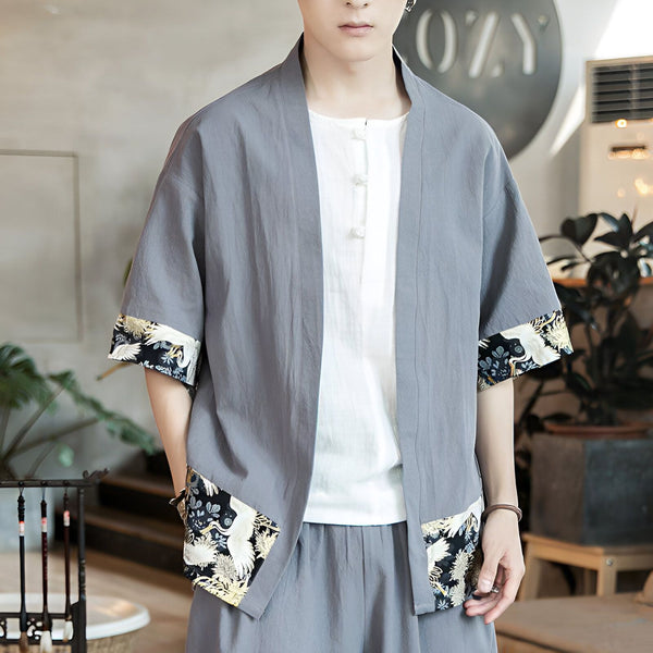 Kimono gris unisexe avec motifs de grues, parfait pour un look japonais décontracté. Vêtements traditionnels revisités pour un style moderne. Découvrez notre collection de kimonos uniques.
