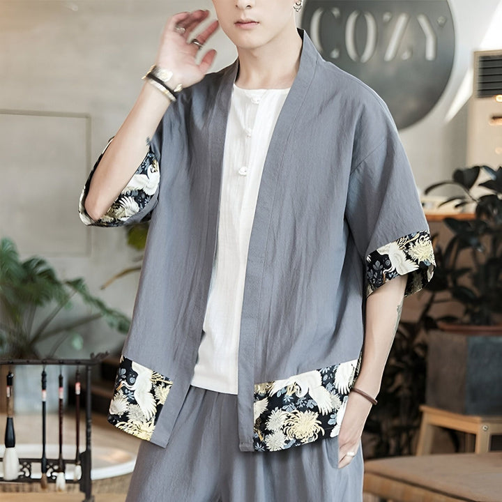 Homme portant un kimono gris avec des motifs de grues. Vêtements traditionnels japonais. Kimonos pour hommes à vendre.