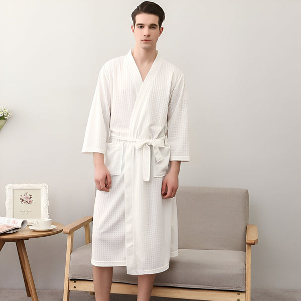 Homme portant un kimono blanc moelleux avec ceinture. Peignoir confortable parfait pour la détente. Vêtements de détente de notre collection kimono.