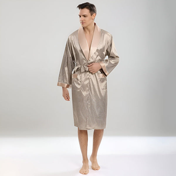 Homme portant un kimono beige à motifs avec ceinture. Peignoir élégant pour homme de notre collection kimono.