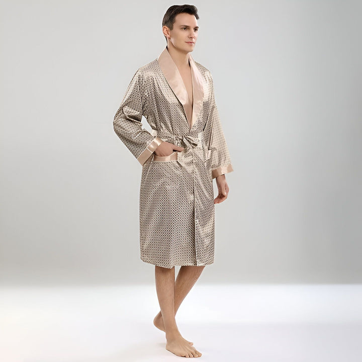 Homme portant un kimono beige à motifs. Peignoir japonais avec ceinture et détails contrastés. Vêtement d'intérieur élégant.