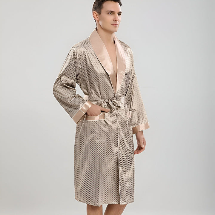 Homme portant un kimono en satin doré avec motif. Peignoir japonais élégant, idéal pour la détente à la maison. Découvrez notre collection de kimonos de qualité.