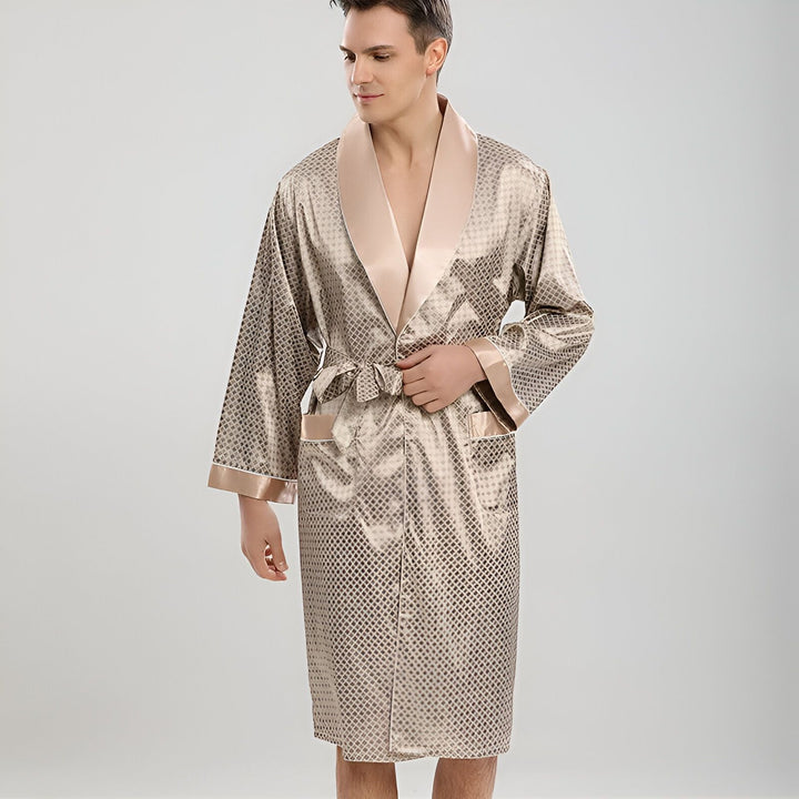 Homme portant un kimono beige à motifs avec col châle. Kimono élégant et confortable, idéal pour se détendre à la maison. Découvrez notre collection de kimonos pour hommes.