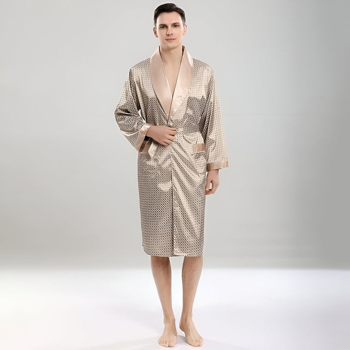 Homme portant un kimono beige à motifs. Peignoir japonais élégant, idéal pour se détendre. Kimonos de qualité disponibles à l'achat.