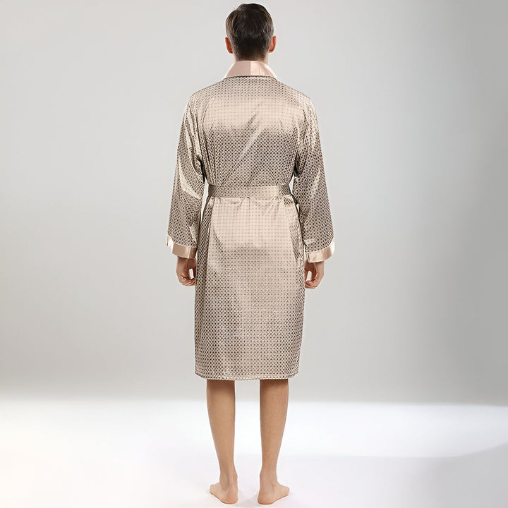 Homme portant un kimono de soie beige à motifs, vu de dos. Vêtements traditionnels japonais de qualité.