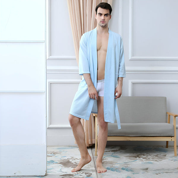 Homme portant un kimono bleu clair. Vente de kimonos pour hommes.