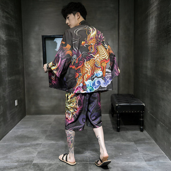 Homme portant un kimono et short assortis, motif dragon. Vêtements japonais modernes. Collection de kimonos uniques.