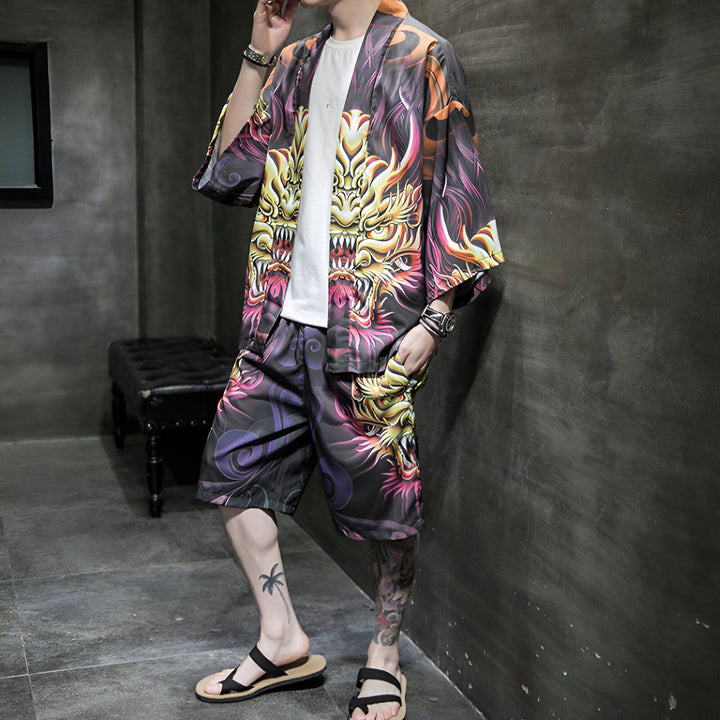 Homme portant un kimono et un short assortis avec un motif de dragon coloré. Vêtements de style japonais modernes. Kimono pour hommes en vente.