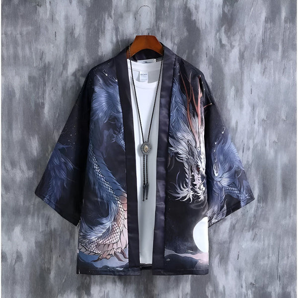 Kimono noir avec motif de dragon, suspendu sur un cintre. Vêtement japonais traditionnel. Disponible à l'achat.